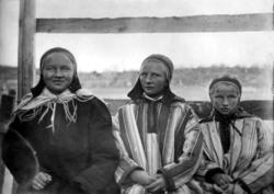 Portrett av tre kvinner. Karasjok.