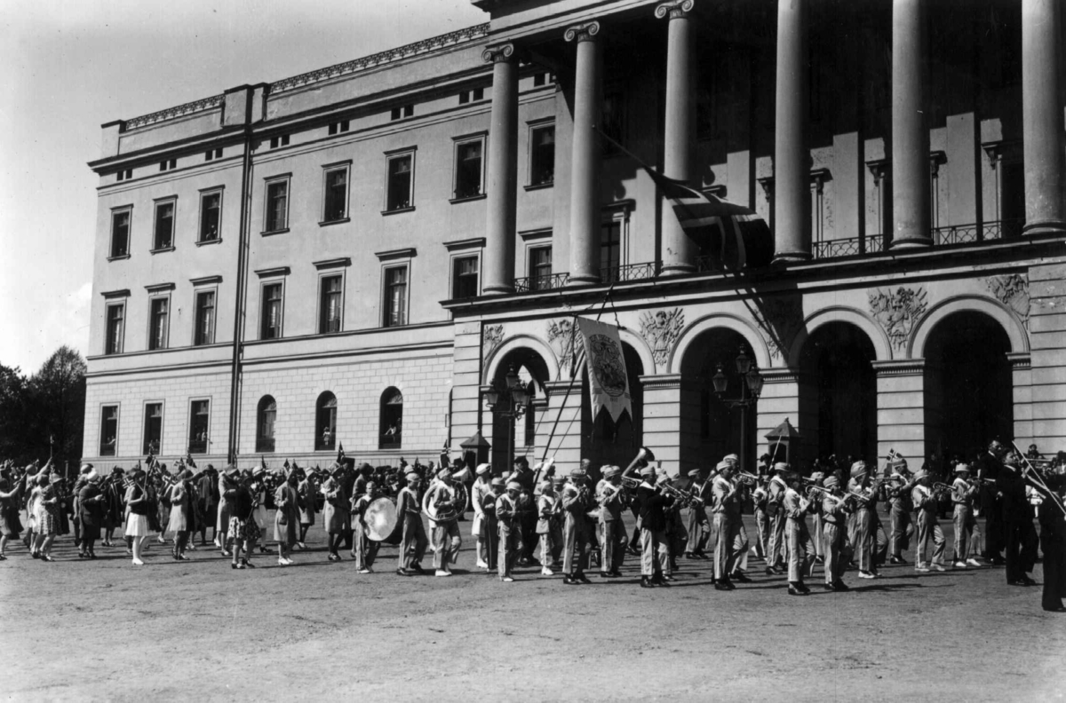 17. mai-tog foran Slottet. 1930. Musikkorps. Barn med faner og flagg .