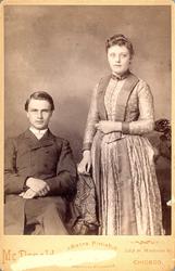 Kabinettfotografi. Norsk-amerikanere. Mann og kvinne i fotog