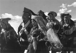 Fargefoto av samebryllup i Kautokeino, brugommen bærer hvitt