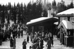 Oslo. Skitur til Tryvannsstua. 1934. Skiløpere utenfor Tryva