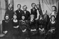 Gruppe husmenn med koner og mødre på gården Moen, Kviteseid,