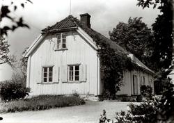 Teisen gård, Oslo, Østre Aker. Våningshus og gårdsplass.