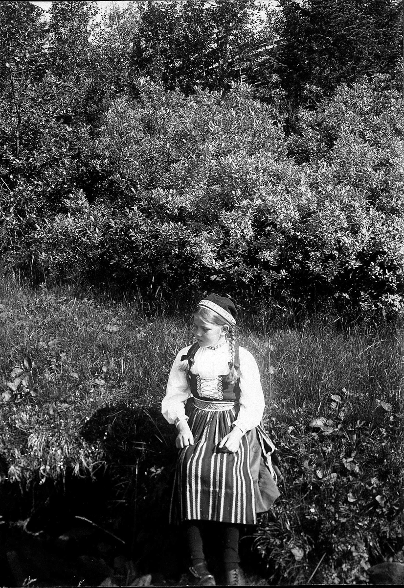 Pike i landskap, ukjent sted, i drakt fra Rättvik, Dalarne, Sverige.
Serie tatt av Robert Collett (1842-1913), amatørfotograf og professor i zoologi. 