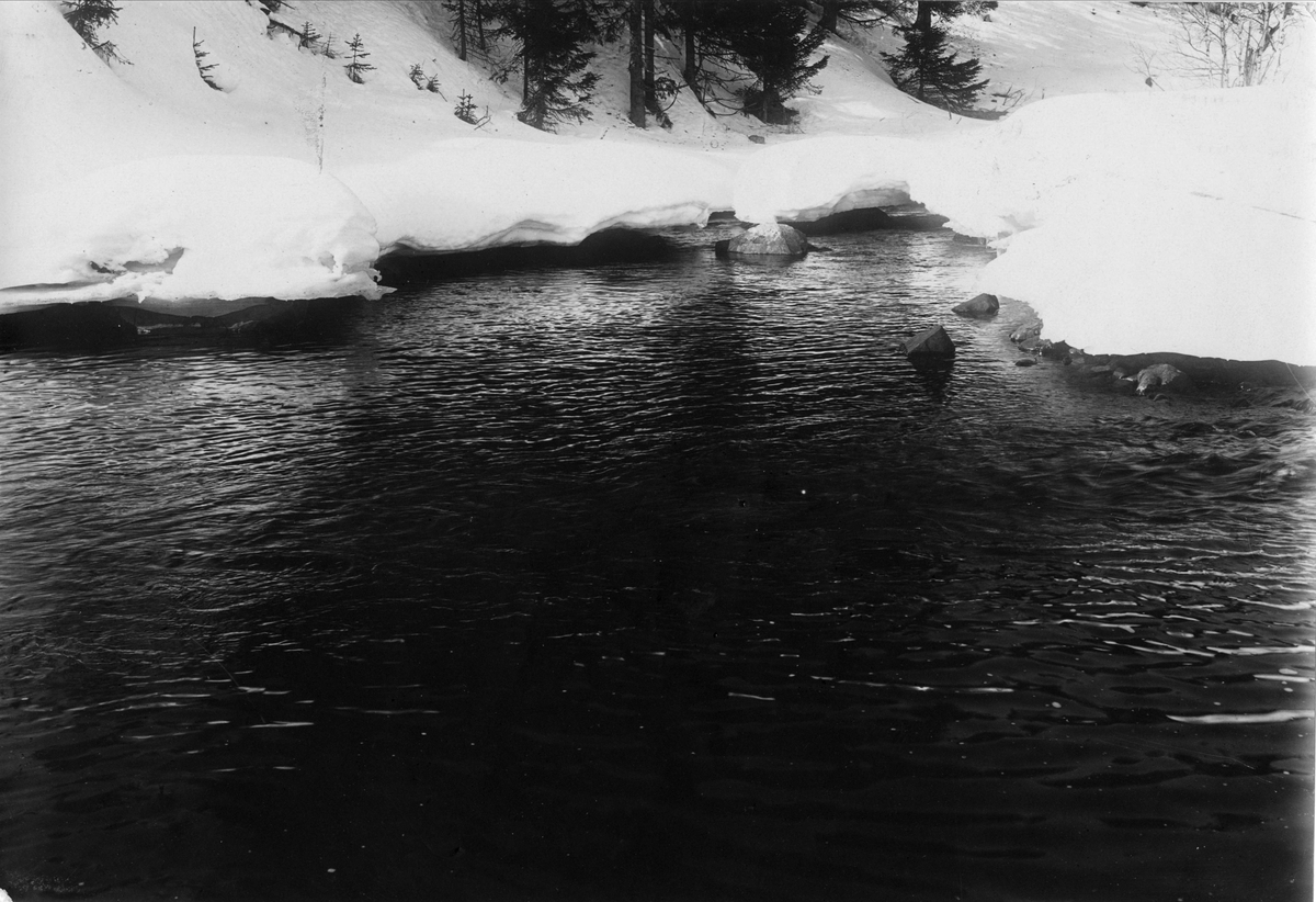 Landskap, elveparti vinter, ukjent sted.
Serie tatt av Robert Collett (1842-1913), amatørfotograf og professor i zoologi. 