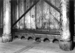 Stavkirken fra Gol, Hallingdal. Detaljer av rak og vegg. Fot