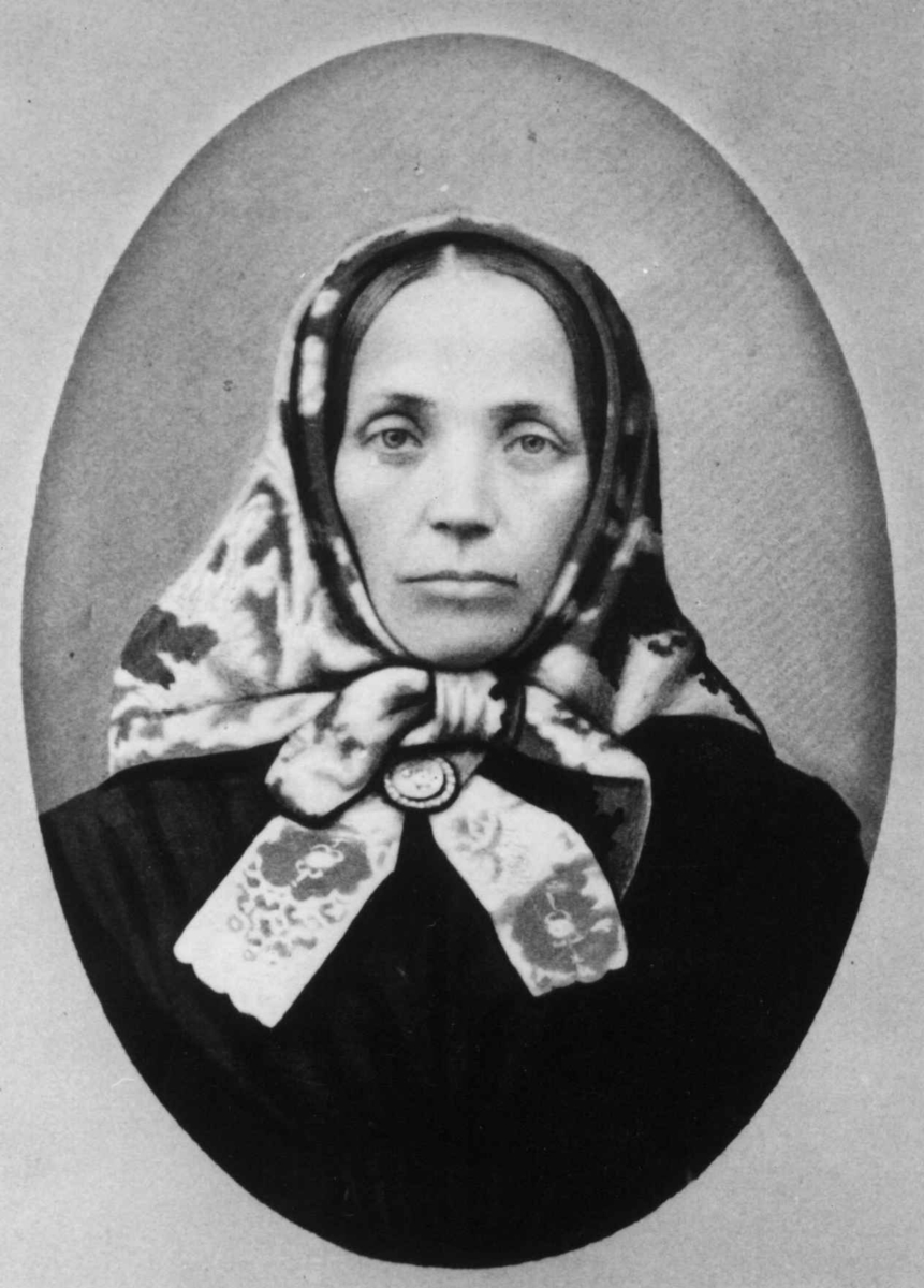 Kvinnedrakt, Stor - Elvdal, Hedmark. Anna Serina Stai f. Messelt
(1815-1861) Foto Joh. Thorsen, Dronningensgade No 36, Christiania.