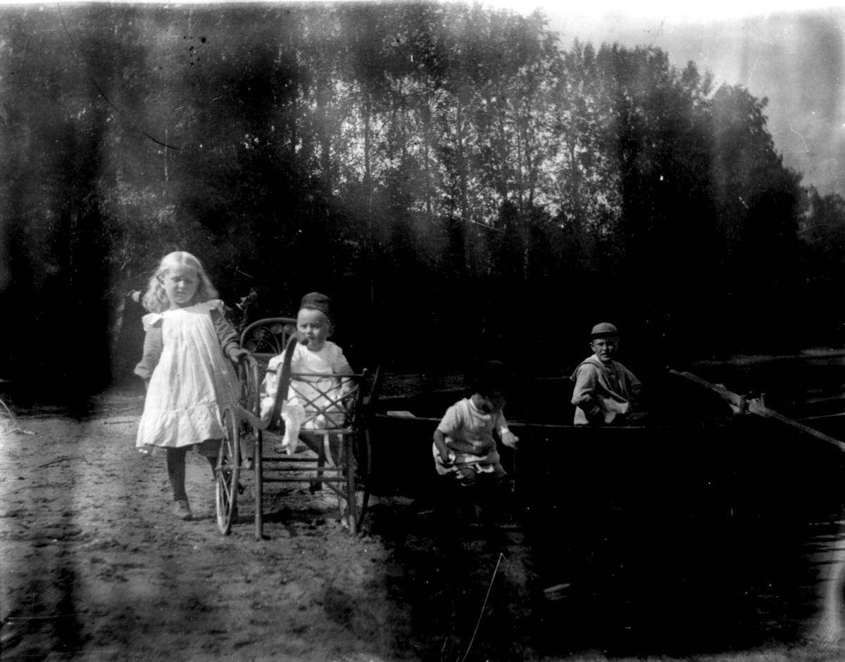 Gruppe barn, den ene i barnevogn, Hurdal, Akershus, antatt 1905.