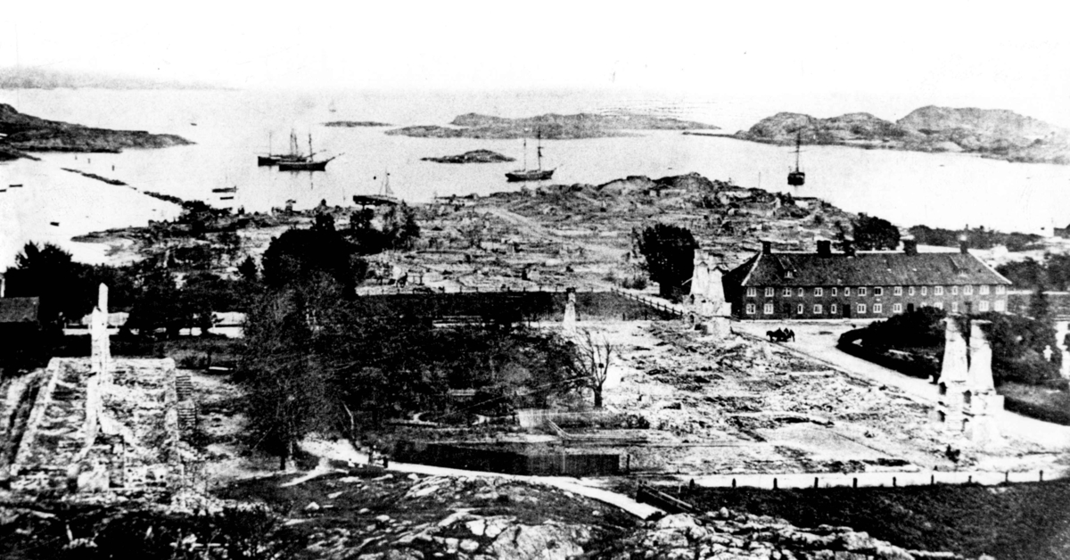 Fra Stavern etter bybrannen. Bildet viser ruinlandskapet i 1883.