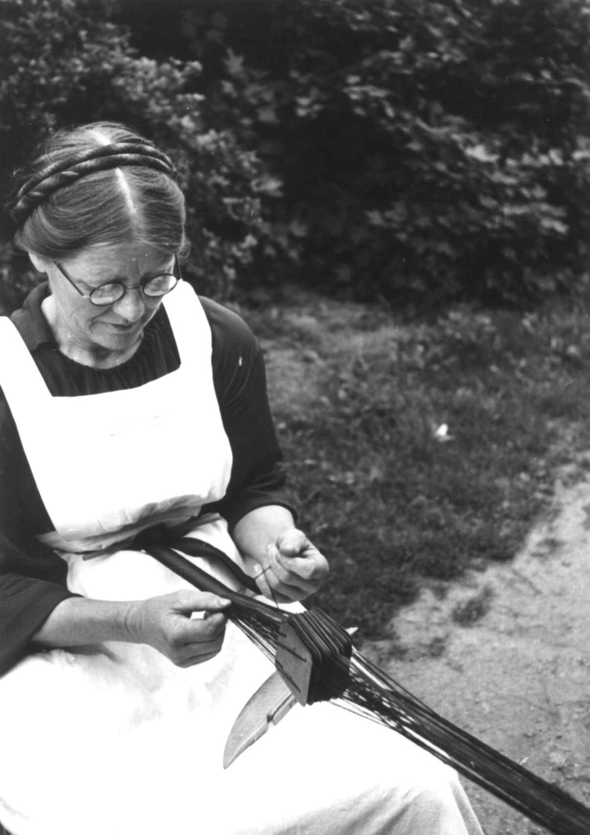 Bø, Telemark 1940. Brikkeveving. Anne Kåsine vever hårbånd.