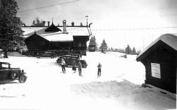 Skiløpere ved Frognerseteren, Oslo. 1934. Utenfor restaurant