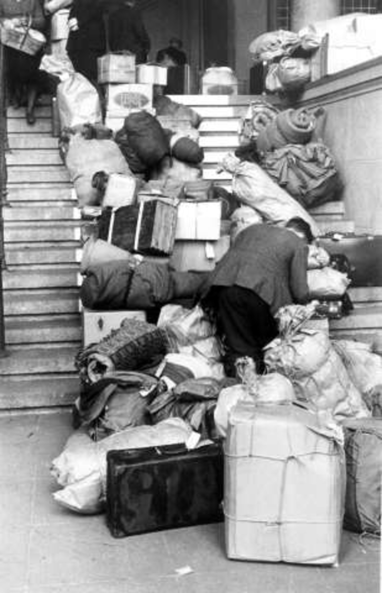 Fra Oslo under fredssdagene i 1945. 
Grinifangene ankommer Universitetet.
Her ser vi køen inn med bagasjen stablet på trappetrinnene