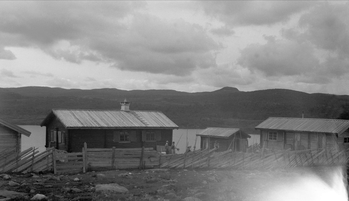 Gårdstun ved Orfiksen tilhørende Johan Paulsson, Rukkedalen, Buskerud. Fotografert 1936.