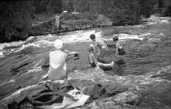 Dordi, Guri og Siri Arentz bader i Haglebuelva, Eggedal 1937