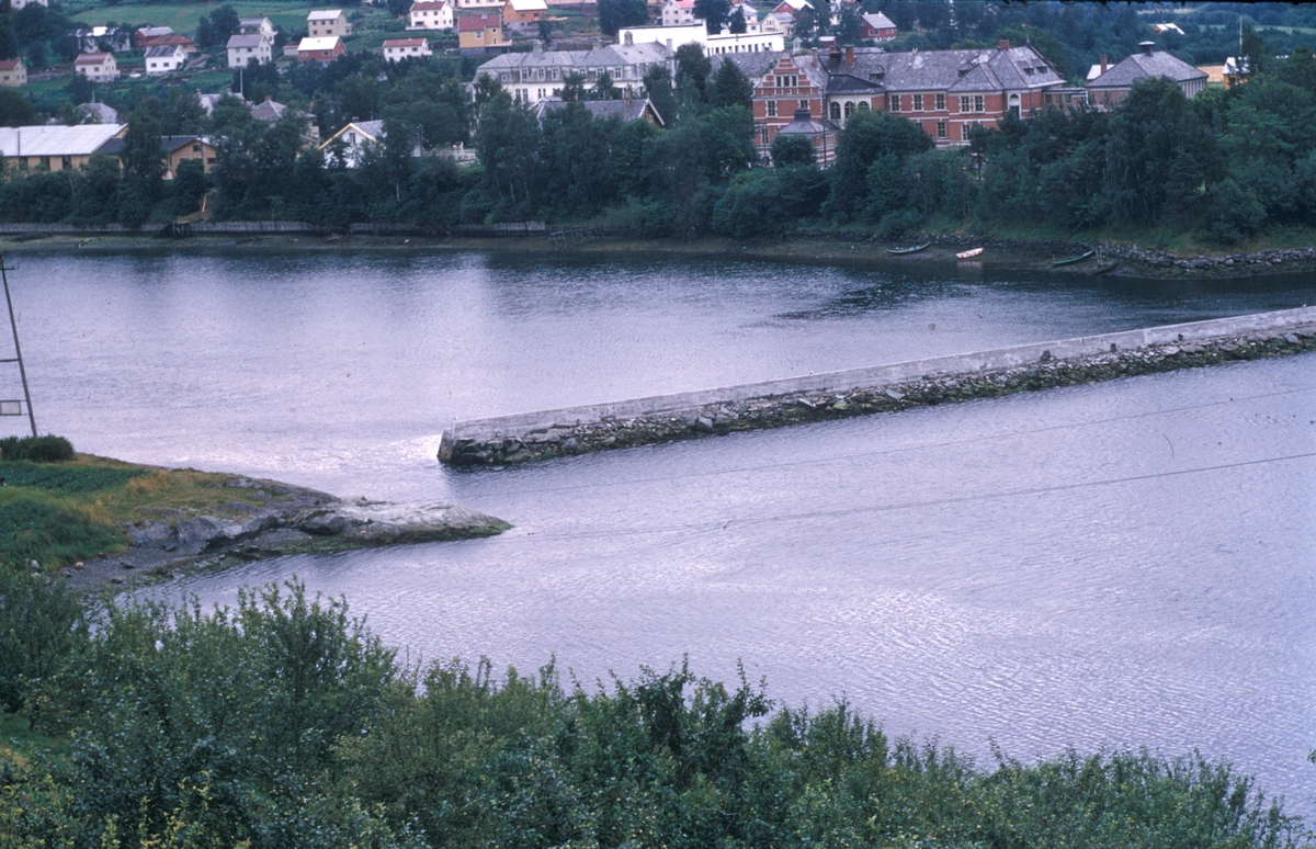 Landskap fra Staup i Levanger.Her ser vi elva og moloen ved Snekkarberget når vannet er stille