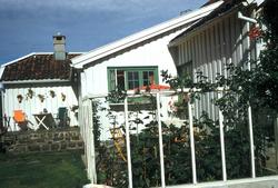 "Erigerons have", med sommerstue. Vindskjerm rundt.