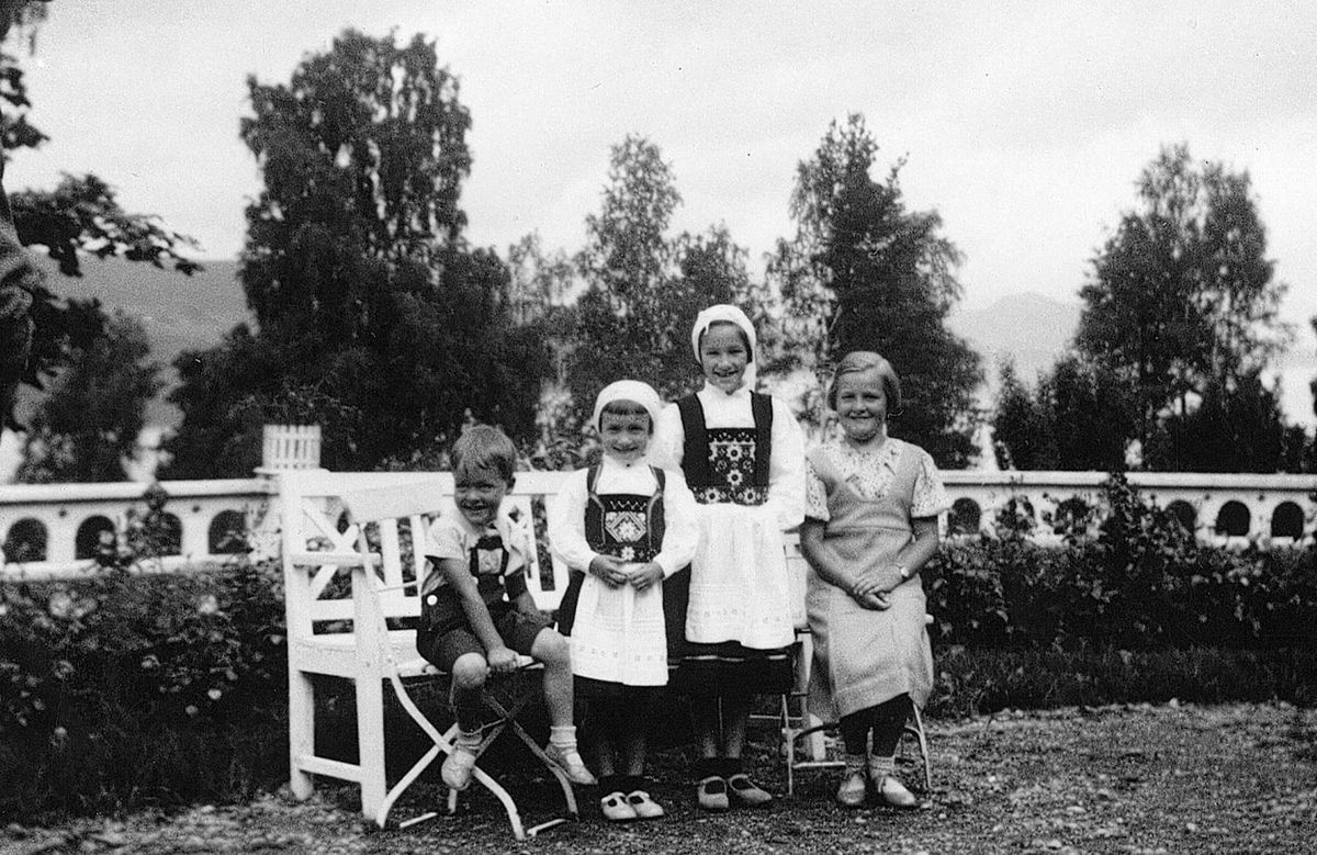 Sommerferie 1936 ved Bjørkefors Herregårdspensjonat i Värmland i Sverige. Anne-Marie og Inger Fougli gikk kledd i nasjonaldrakter på søndagene. 