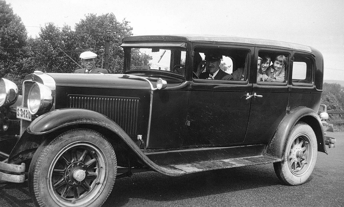 Avreise fra Björkefors i Värmland, Sverige, sommeren 1936. Første gang på biltur for barna. Drosjen, av typen Nash årsmodell 1929-30, ble leid sammen med et svensk par fra pensjonatet. Bak i drosjen fra høyre: Anne-Marie, Inger og Hjørdis  Fougli.