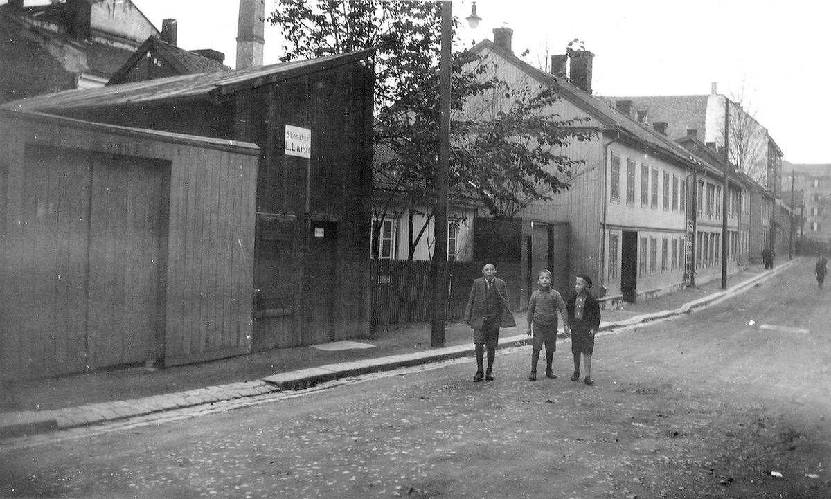 Bebyggelse og gatemiljø i Oslo, antakelig på 1950-tallet. Gutter i gata.