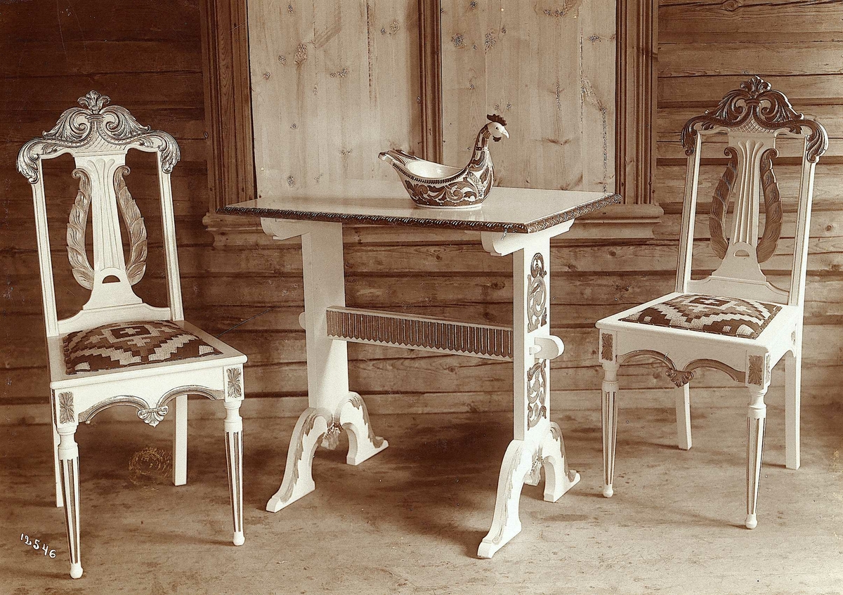 To stoler, bord og ølhane av treskjærer Sigurd Stensrud fra Harpefoss.
