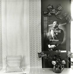 Portrett av Kong Olav ved siden av Den Norske Husflidforenin