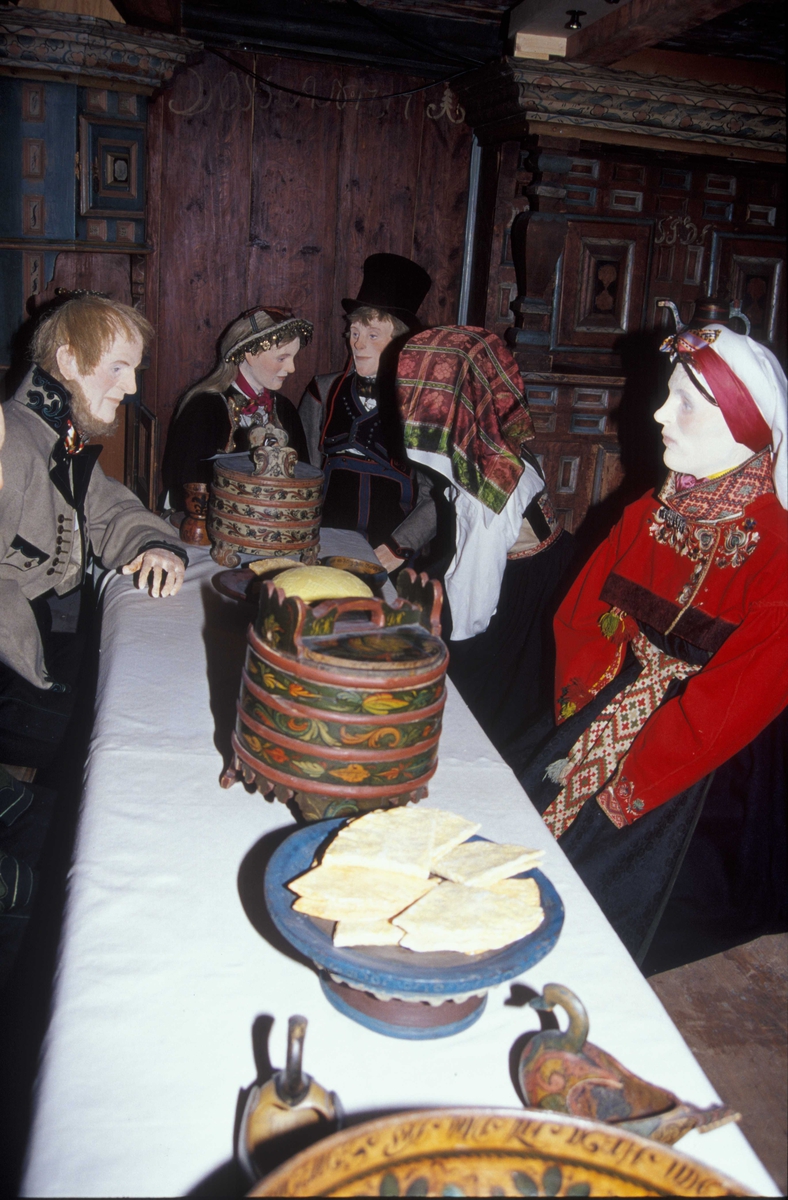 Fra Draktutstillingen Folk Og Klede Skikk Og Bruk Her Er Fellandstua