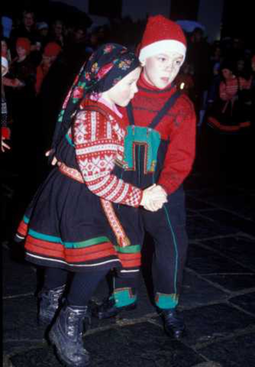 Julemarked på Norsk Folkemuseum året 2003. Museets dansegruppe opptrer på torget. 
