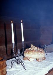 Det er pyntet til jul i Sagastua, bygning nummer 15, i tilkn