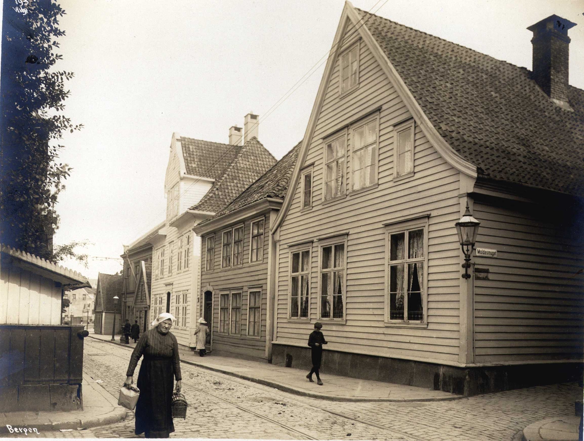 Gateparti med trehusbebyggelse. Oscars gate, Bergen, Hordaland.   Fotografert 1912.