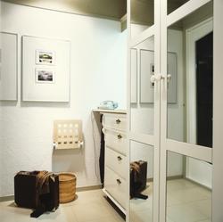 Forslag til innredning av liten entré i boligblokk. Illustra