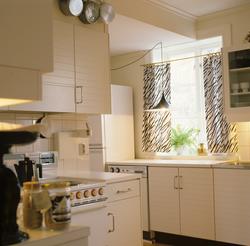 Kokeplass på nytt kjøkken i gammelt hus. Illustrasjonsbilde 