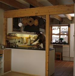 Kjøkken i nybygget rekkehus, sett fra spisekroken. Illustras