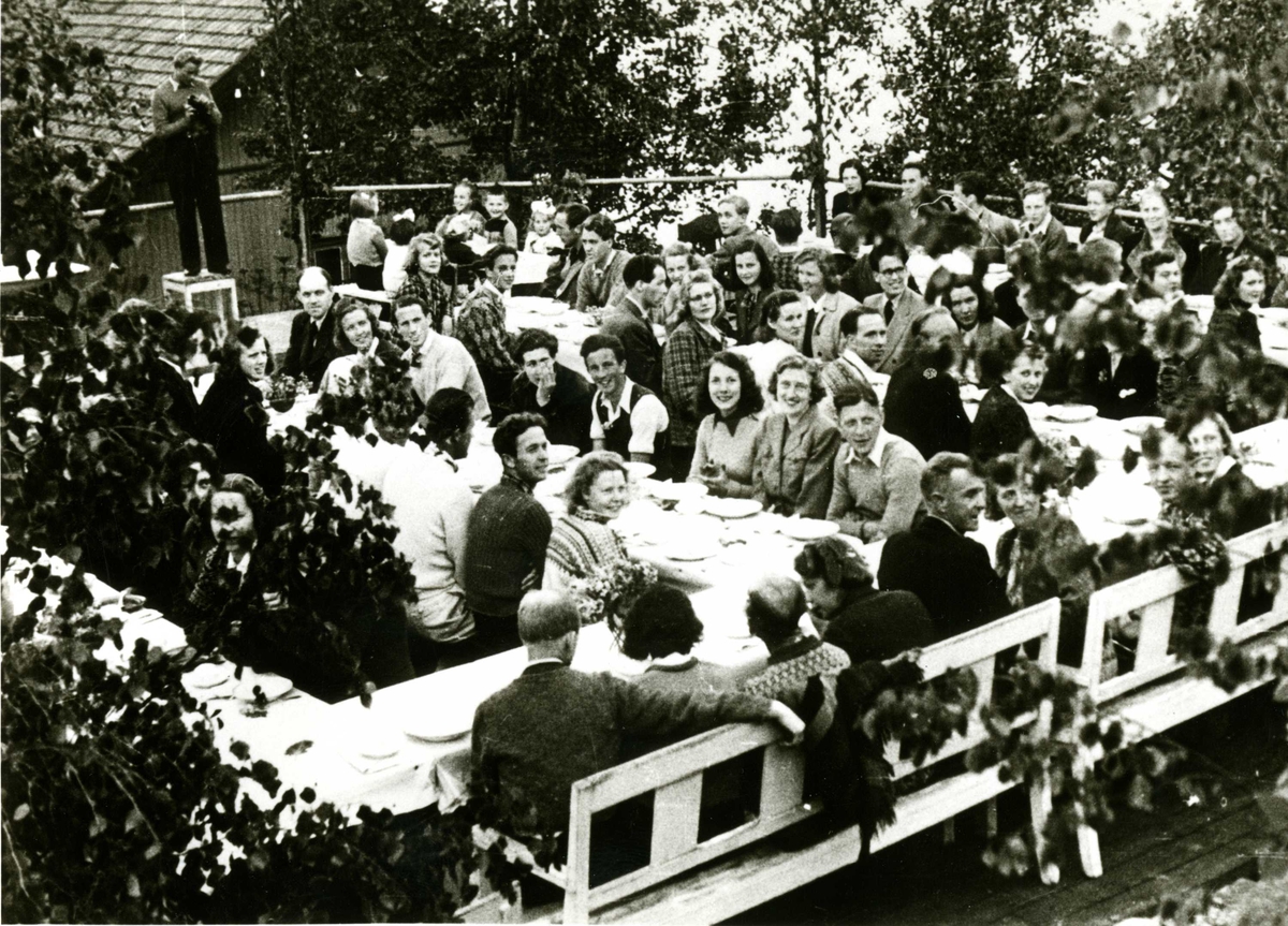 Festmiddag på Dansegulvet på Oslo Godtemplarungdomslags feriehjem Kirkevik, ca 1940-50