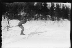 Kvinnelig skiløper i skidrakt med bukse.