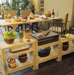 Kjøkkenkrok på terrassen med grill ved spisebordet. Illustra