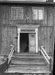 Inngangsparti på hovedbygning, Sæter ved Oppdal kirke, Oppda