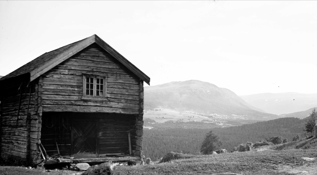 Bur, ant. Ørstad, Drivdalen, Oppdal, Sør-Trøndelag. Fotografert 1937. Fra album. 