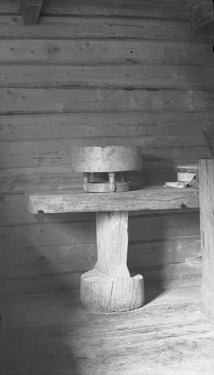 Bord ("stabb-bord"), Haugen, Storlidalen, Oppdal, Sør-Trøndelag. Flatbrødsstette på bordet. Fotografert 1937. Fra album. 