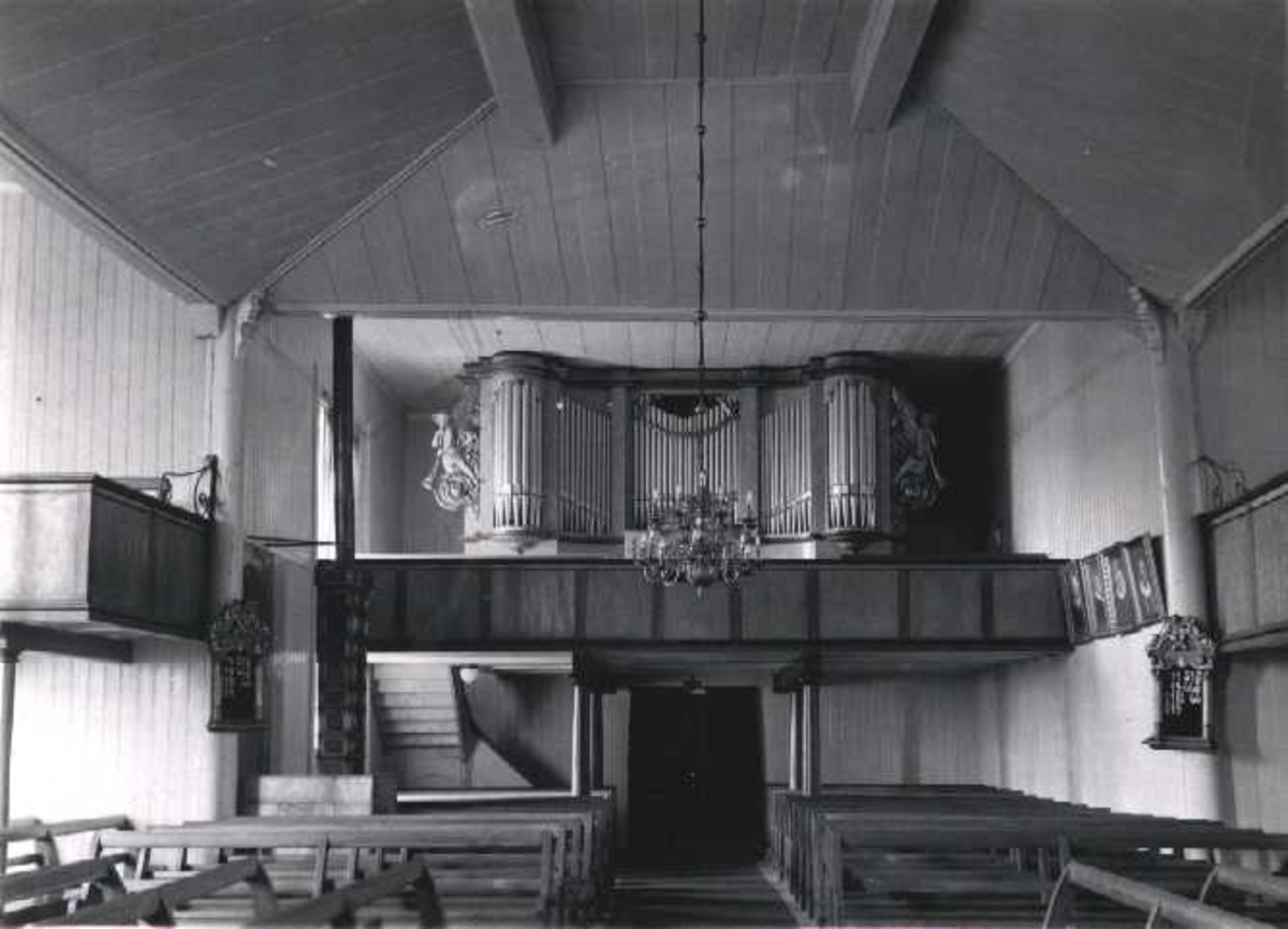 Kirkeinteriør med orgel, Oppdal kirke, Oppdal, Sør-Trøndelag. Fra album. Fra album.



