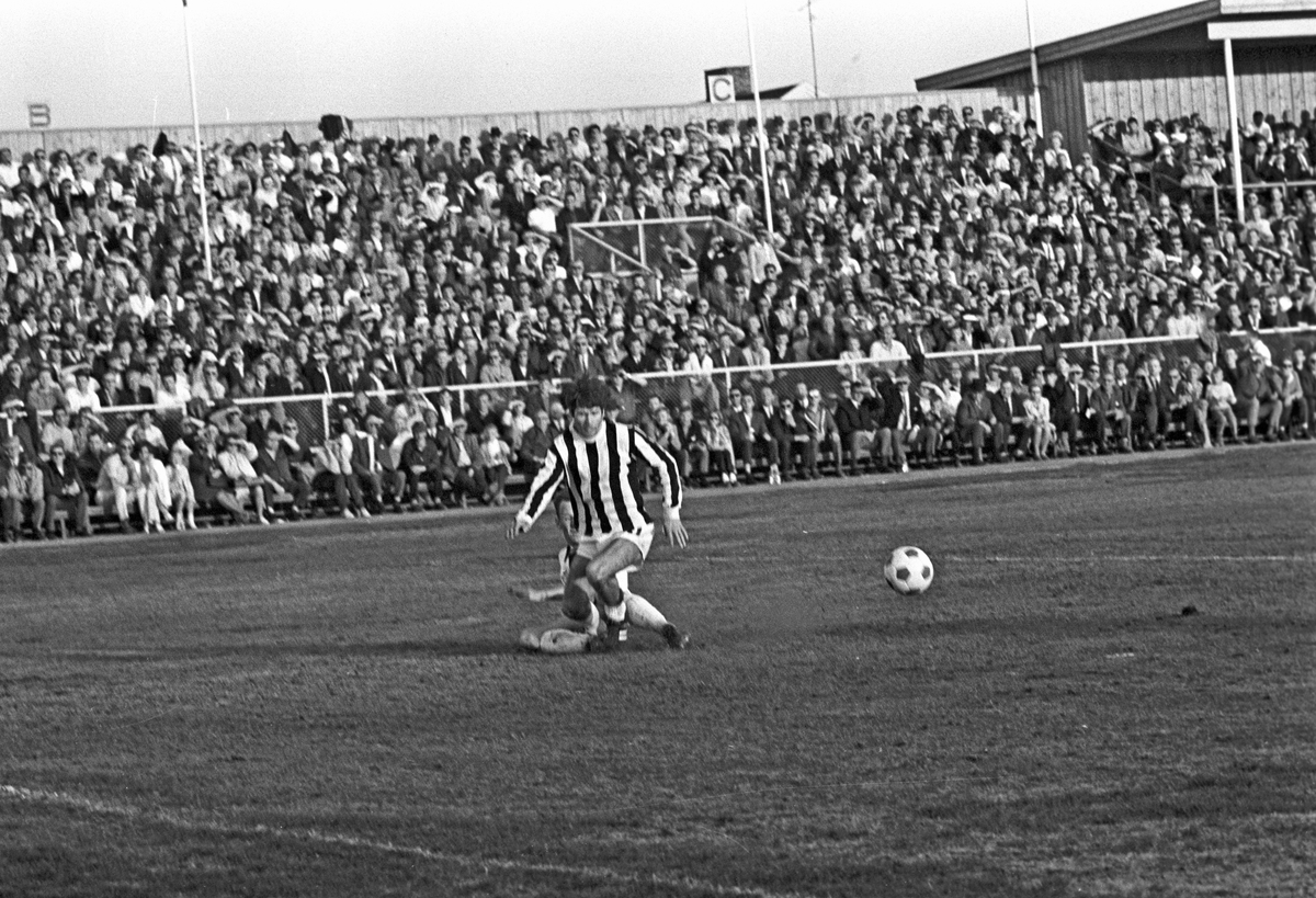 Serie. Fotballkamp mellom Sarpsborg og Strømsgodset. Fotografert juli 1969.