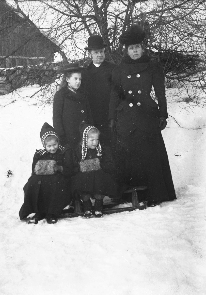 Serie bilder, noe fra Valdres, noe fra reise med båt til Trondheim og noe fra Fjelsæter(?). Familieliv, antagelig familien Lund ca 1899-1902.