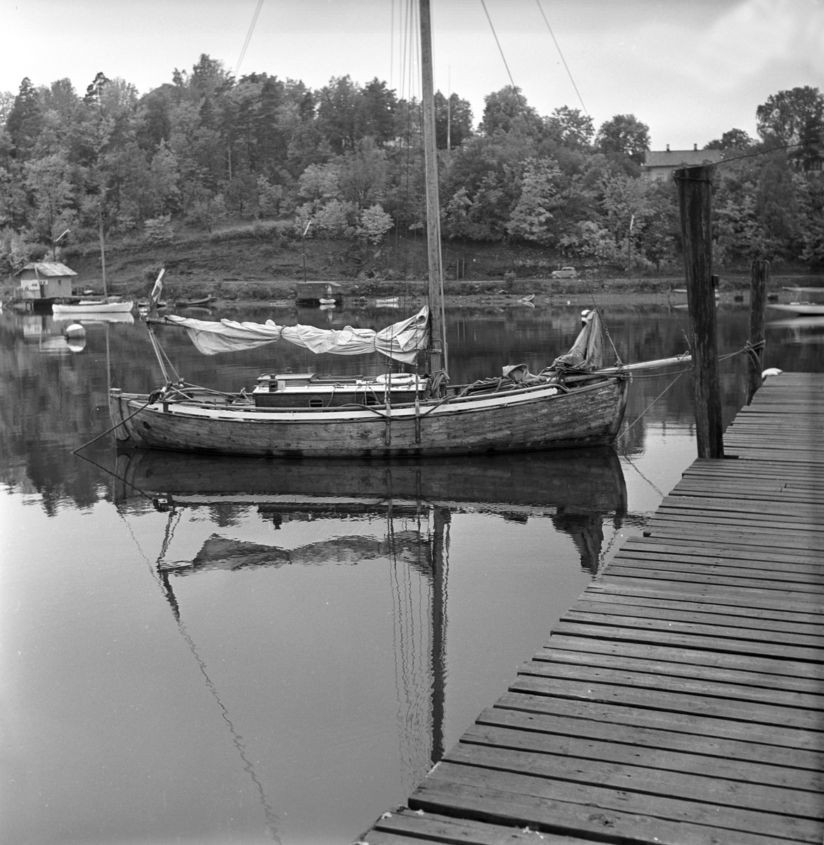 Serie. Båttypen Colin Archer ligger fortøyd. Fotografert 26. sept. 1953.