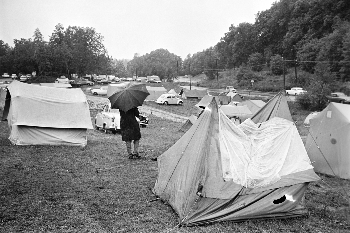 Serie. Vått campingliv i Hvervenbukta i Oslo. Fotografert juli 1964.