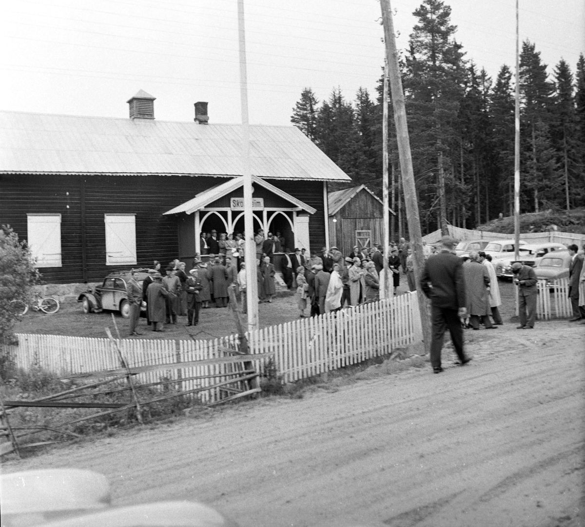 Serie. Fra lokalpremiere på filmen "Finnskog og trollskap". Fotografert  august 1956.

