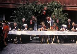 Brudepar og gjestene spiser middag utenfor Karterud.