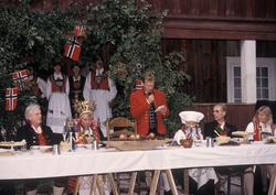 Brudgommen holder tale, under middagen.