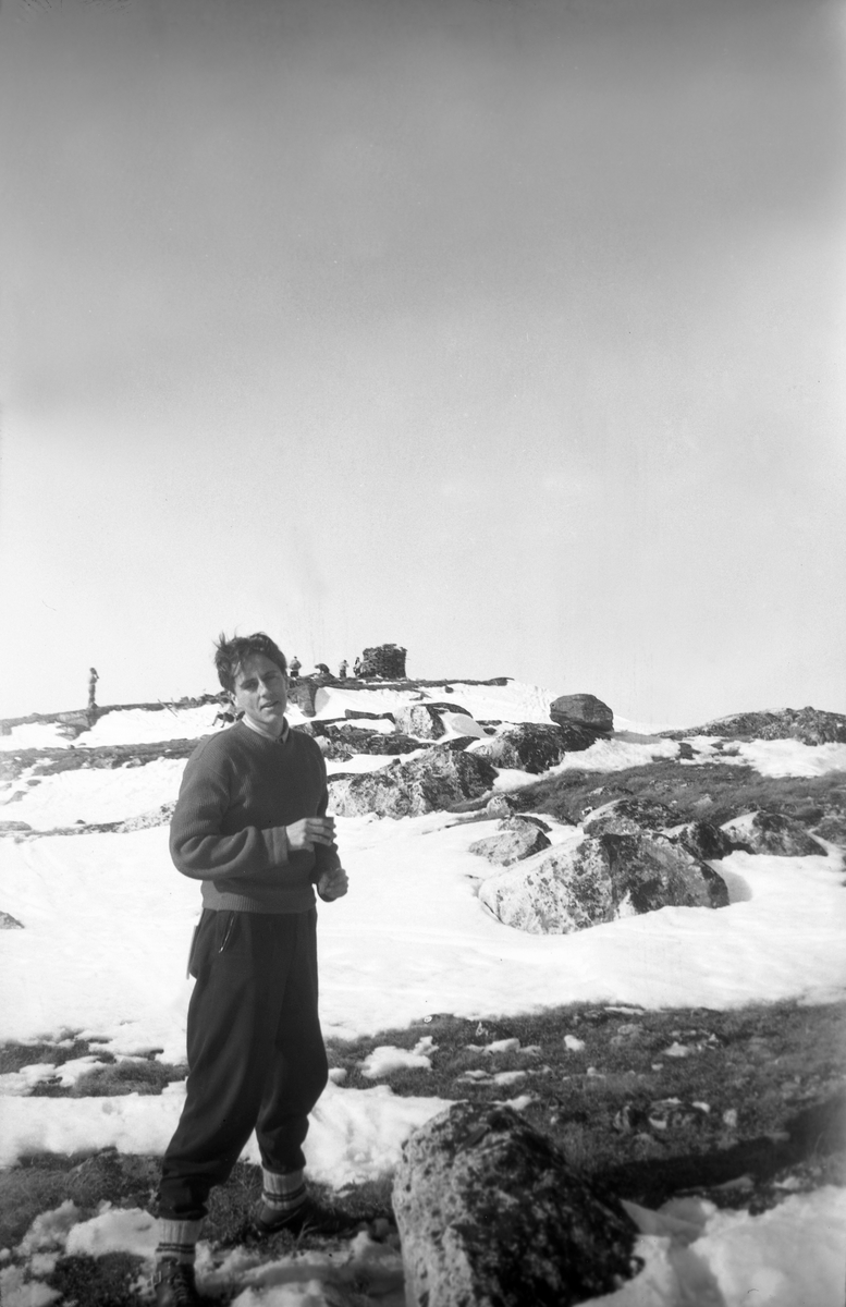 Per Klem på Gråfjell i Sigdal. I bakgrunnen varden på Gråfjell. Fotografert påsken 1948.