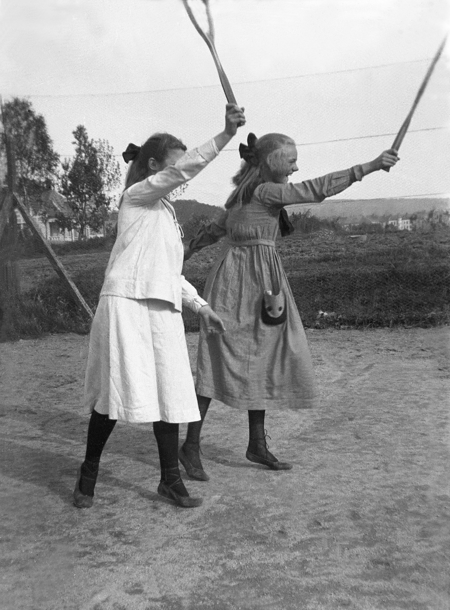 Kate Larsen og Brynhild Matheson spiller tennis. Fotografert 1919.