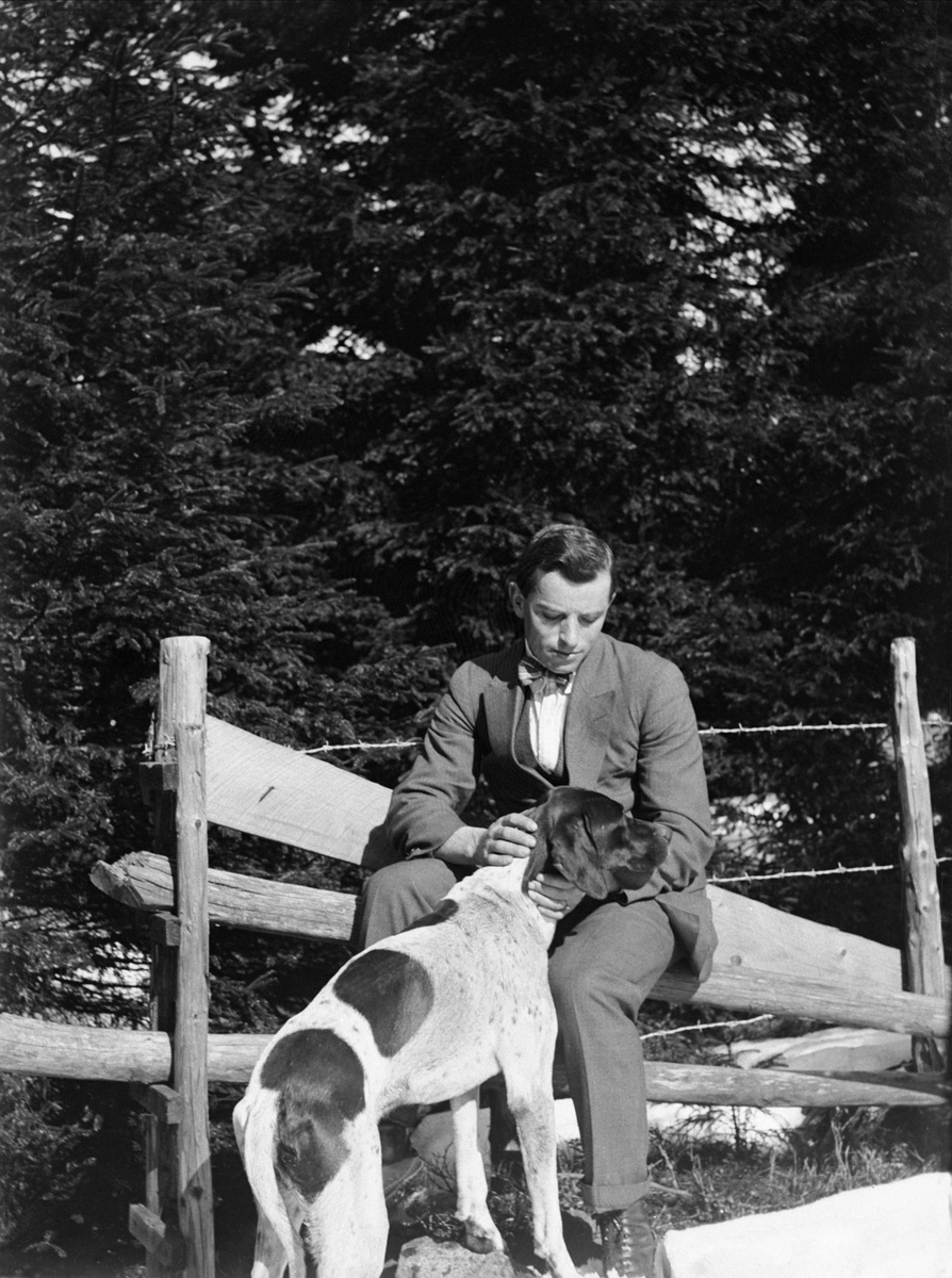 Fritjof Arentz sammen med hunden Wapi fotografert i mars 1925
ved Ekeberg i Drøbak.