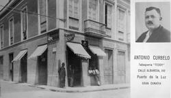 Fire menn står utenfor tobakksbutikken Teddy på Gran Canaria